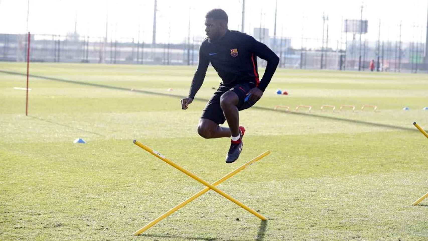 Una foto de archivo de Samuel Umtiti durante un entrenamiento / FCB