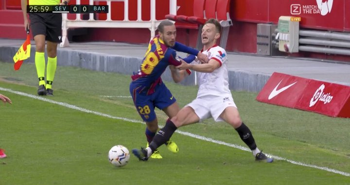 Discusión entre Mingueza y Rakitic en el Sevilla-Barça / Redes