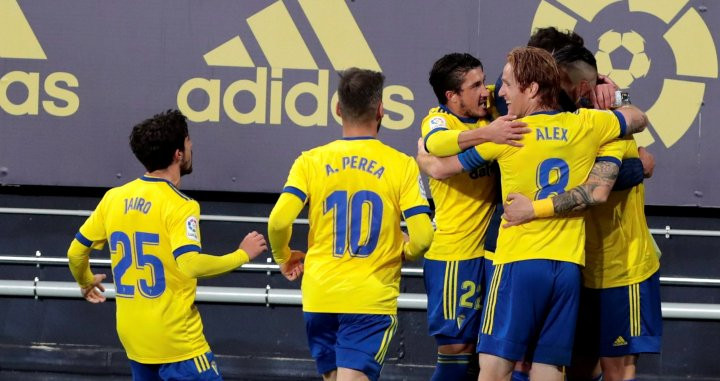 Los jugadores del Cádiz celebrando el segundo gol contra el Barça / EFE