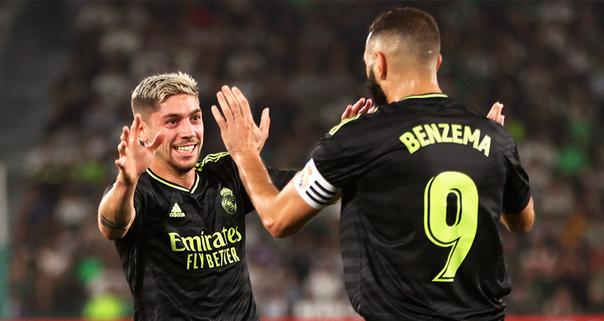 Fede Valverde y Karim Benzema celebran el triunfo del Real Madrid contra el Elche / REAL MADRID