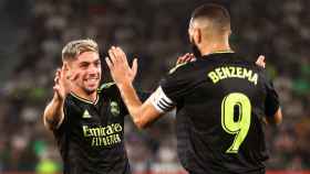 Fede Valverde y Karim Benzema celebran el triunfo del Real Madrid contra el Elche / REAL MADRID