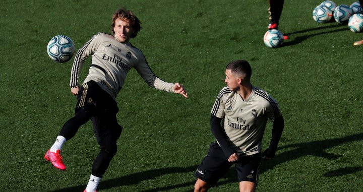 Modric y Hazard durante un entrenamiento / EFE