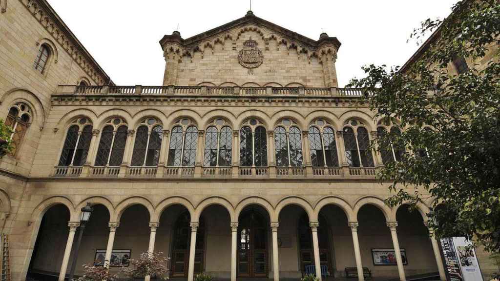 Imagen del claustro de la sede central de la Universidad de Barcelona (UB) / Arenagamma-Wikimedia Commons