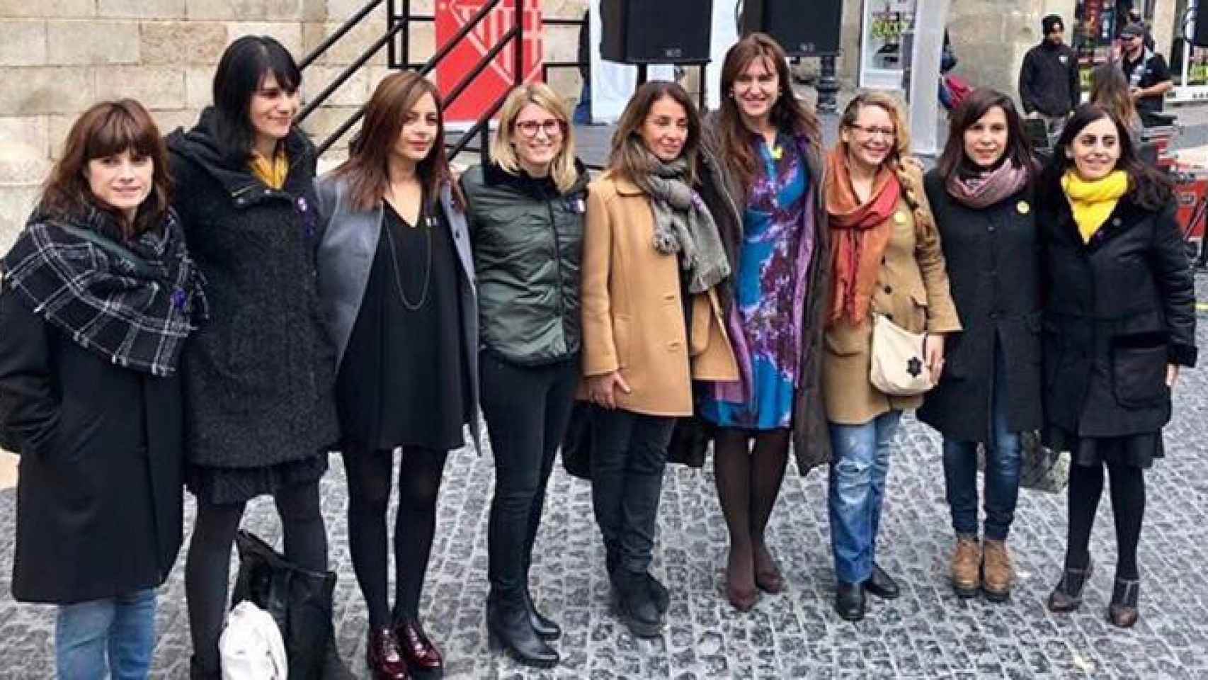 La periodista de TV3 Ariadna Oltra (i) junto a diputadas de Junts per Catalunya como Elsa Artadi, Aurora Madaula o Laura Borràs, entre otras / CG