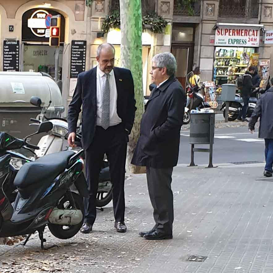 El consejero de Interior, Miquel Buch, y el exconsejero de Presidencia, Francesc Homs, en la confluencia de las calles Aribau y Diputació / CG