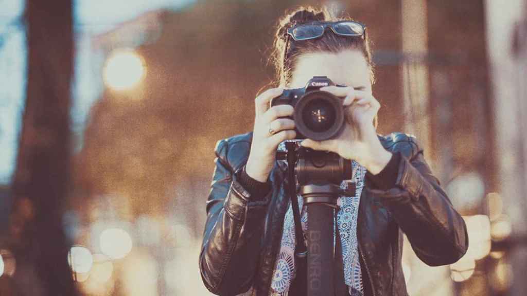 Una mujer haciendo una fotografía durante un viaje / PIXABAY