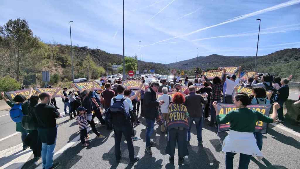 Vecinos de Collserola cortando la C-16 en Vallvidrera / COLLSEROLA PAISATGE VIU