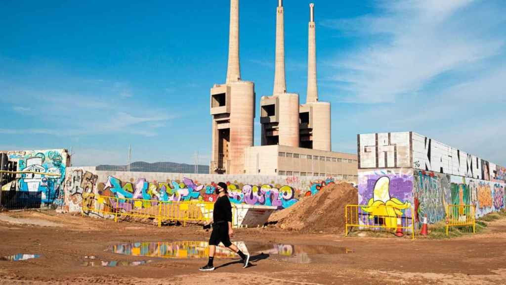 Un joven ante las Tres Chimeneas de Sant Adrià de Besòs, en las que se proyecta un nuevo barrio / PABLO MIRANZO