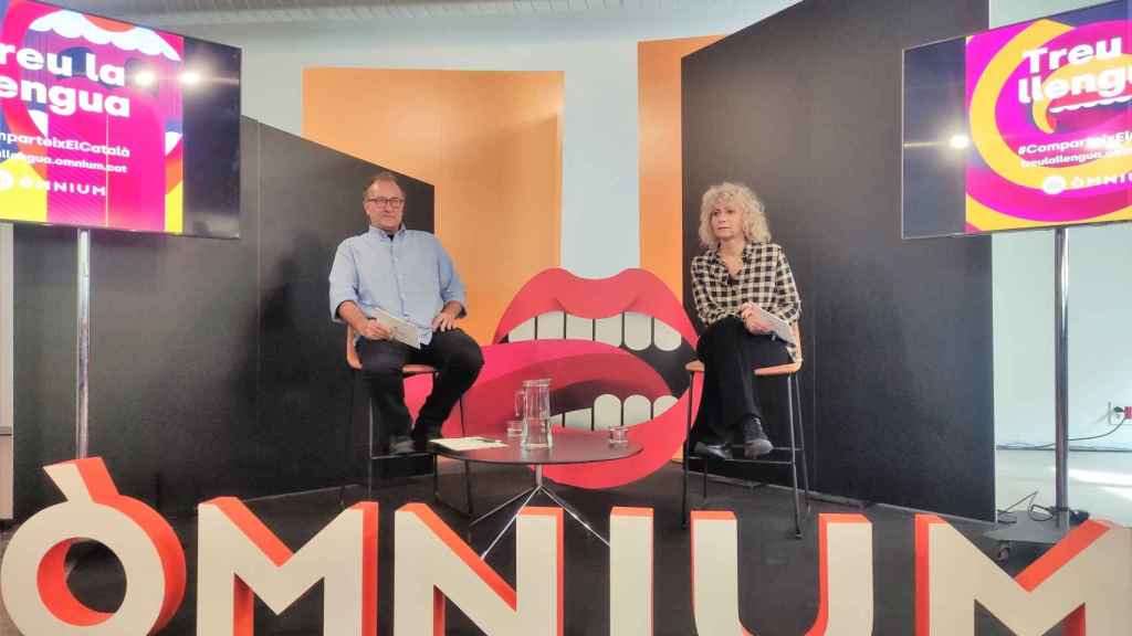 El presidente de Òmnium Cultural, Xavier Antich, y la vicepresidenta de la entidad, Mònica Terribas, durante la presentación de la campaña 'Treu la llengua, comparteix el catala!' / EUROPA PRESS