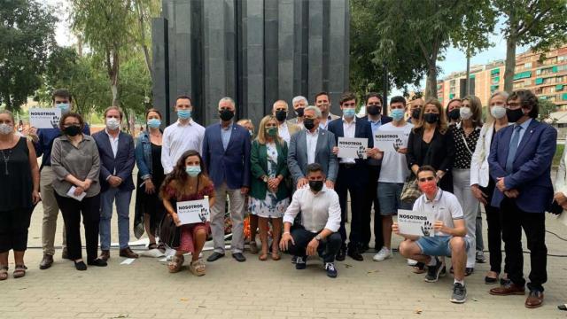 Homenaje en memoria de Miguel Ángel Blanco frente al monumento a las víctimas del terrorismo de Barcelona, un acto organizado por S'ha Acabat , ACVOT, Impulso Ciudadadano  y Fundación Víctimas del Terrorismo, entre otros  / S'HA ACABAT (@shaacabat TWITTER