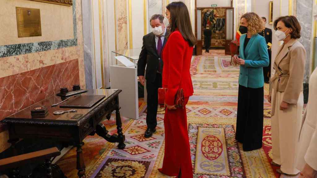 El director de Documentación, Biblioteca y Archivo del Congreso, Mateo Maciá, mostrando a la reina Letizia, la vicepresidenta del Gobierno, Carmen Calvo, y la presidenta de la Cámara, Meritxell Batet, el antiguo escritorio de Clara Campoamor durante el ho