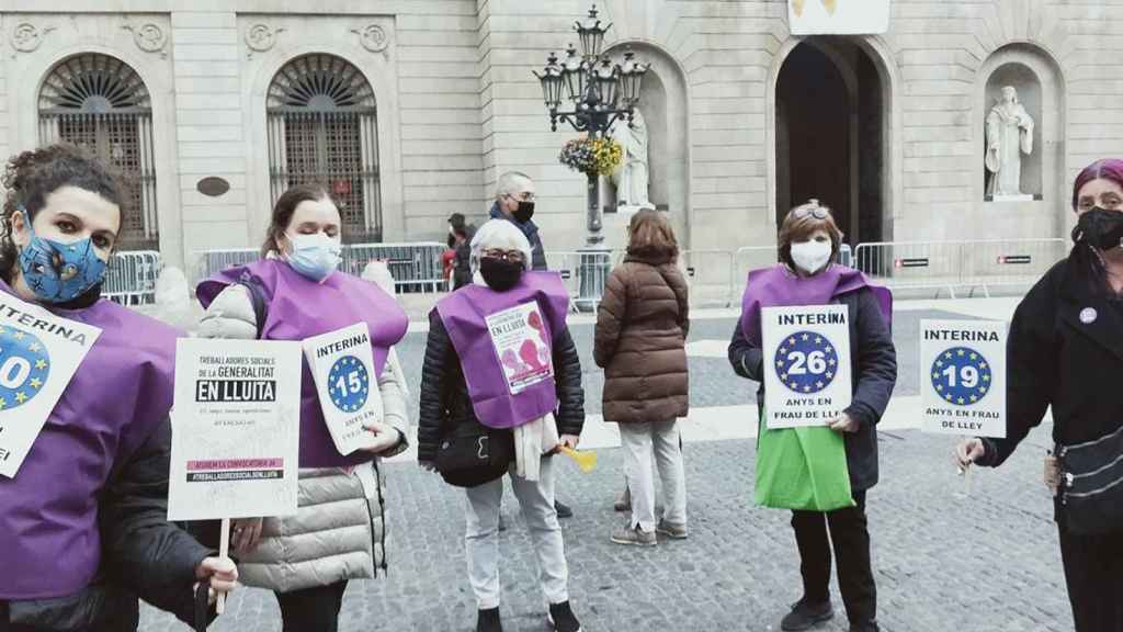 Concentración de trabajadoras sociales de la Generalitat que sufren abuso de temporalidad / @TSILluita