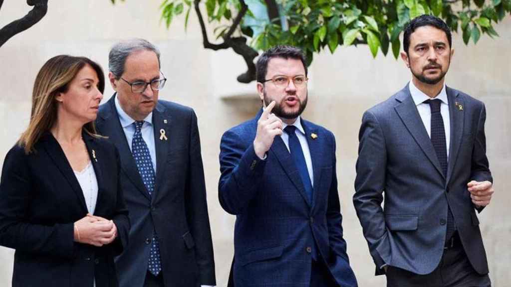 El expresidente Quim Torra (2i), el vicepresidente y dirigente de ERC Pere Aragonès (2d), la consejera de Presidencia y portavoz del Govern Meritxell Budó (i) y el de Territorio, Damià Calvet (d) / EFE