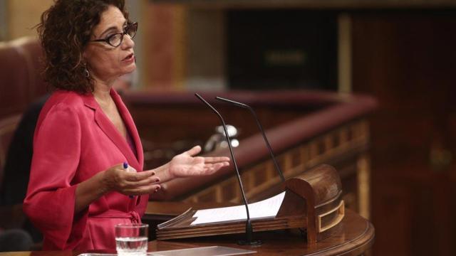 La ministra de Hacienda, María Jesús Montero, interviene desde la tribuna del Congreso / EP