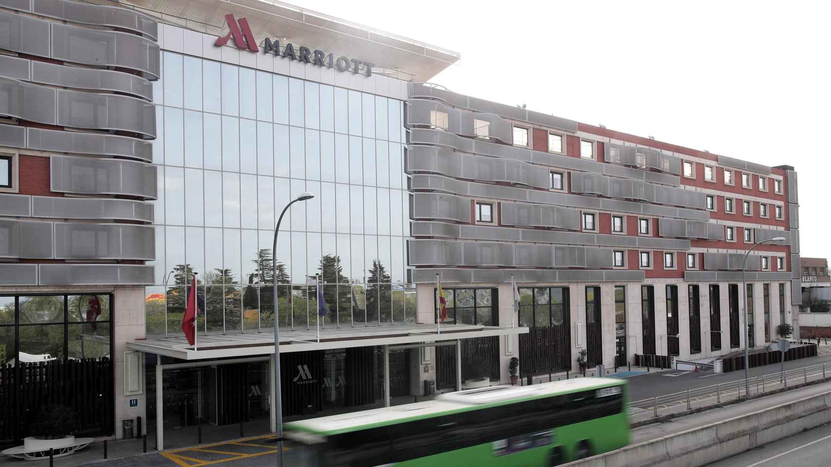 Fachada del Hotel Marriott Auditorium, que recibirá a pacientes que no necesiten tratamiento, aunque sí seguimiento, por coronavirus en Madrid. Cierre de los hoteles de España / EUROPA PRESS