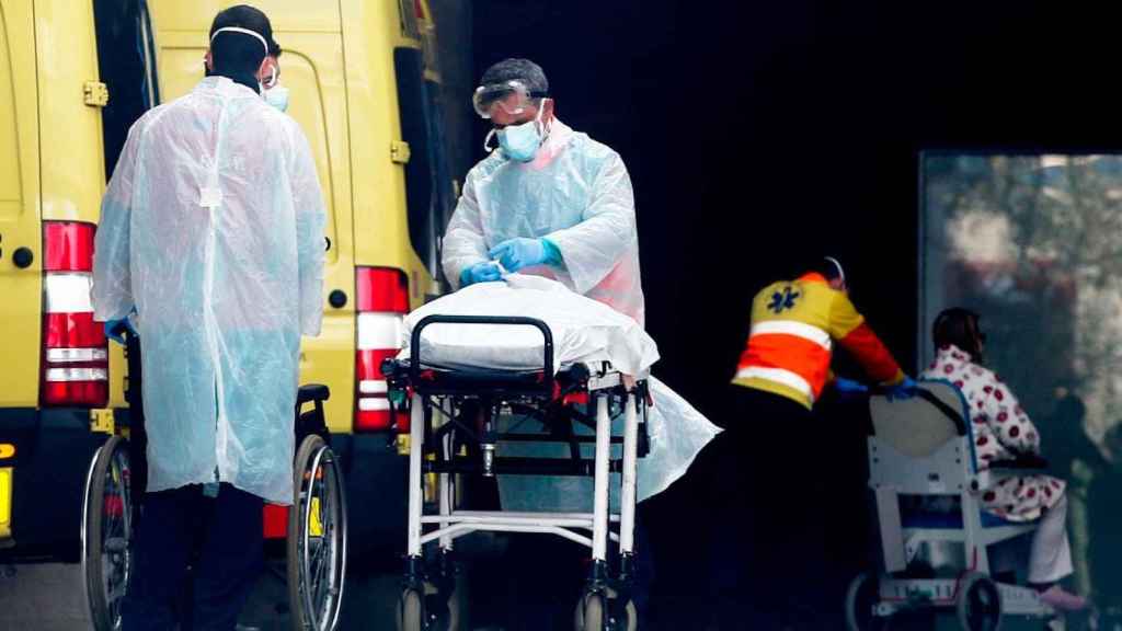 Imagen de dos sanitarios con mascarilla en el Hospital Universitario de Bellvitge (HUB) de L'Hospitalet de Llobregat / EFE