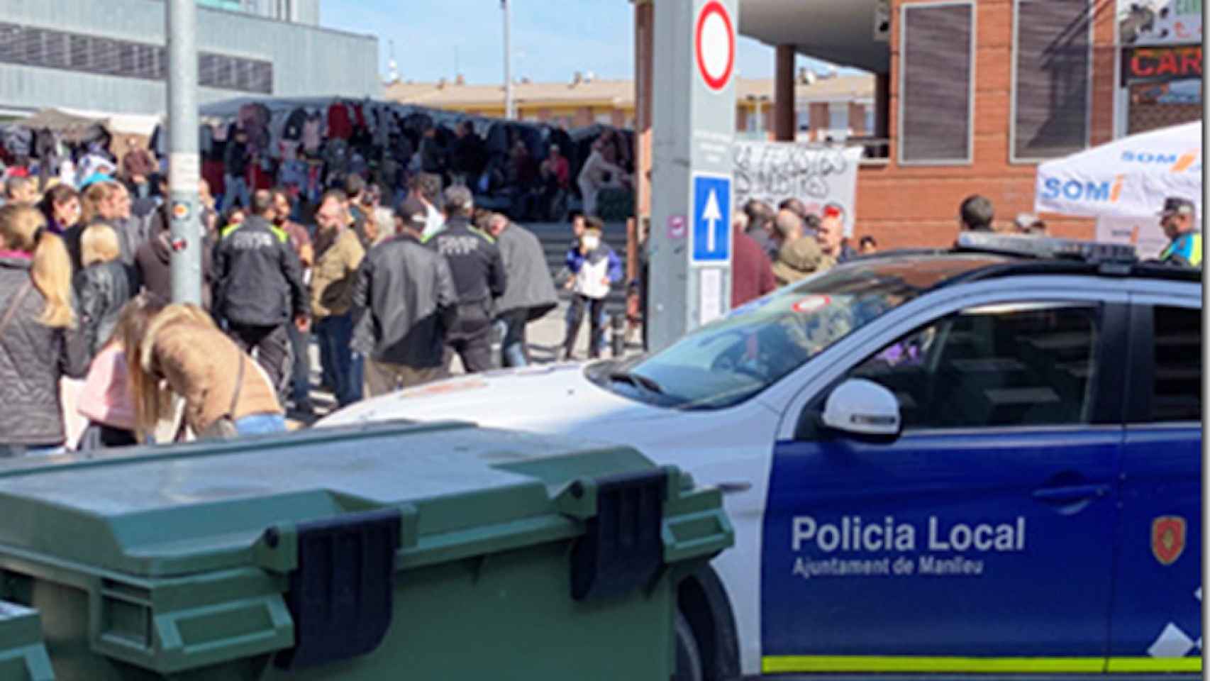 La Policía Local y los Mossos d'Esquadra vigilan una carpa informativa de Som Identitatis, el partido liderado por Josep Anglada, frente a la concentración de Arran y la CUP