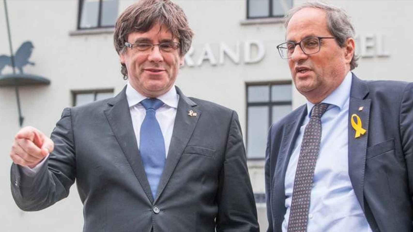 El 'expresident' prófugo Carles Puigdemont (i) junto a Quim Torra, su sucesor / EFE