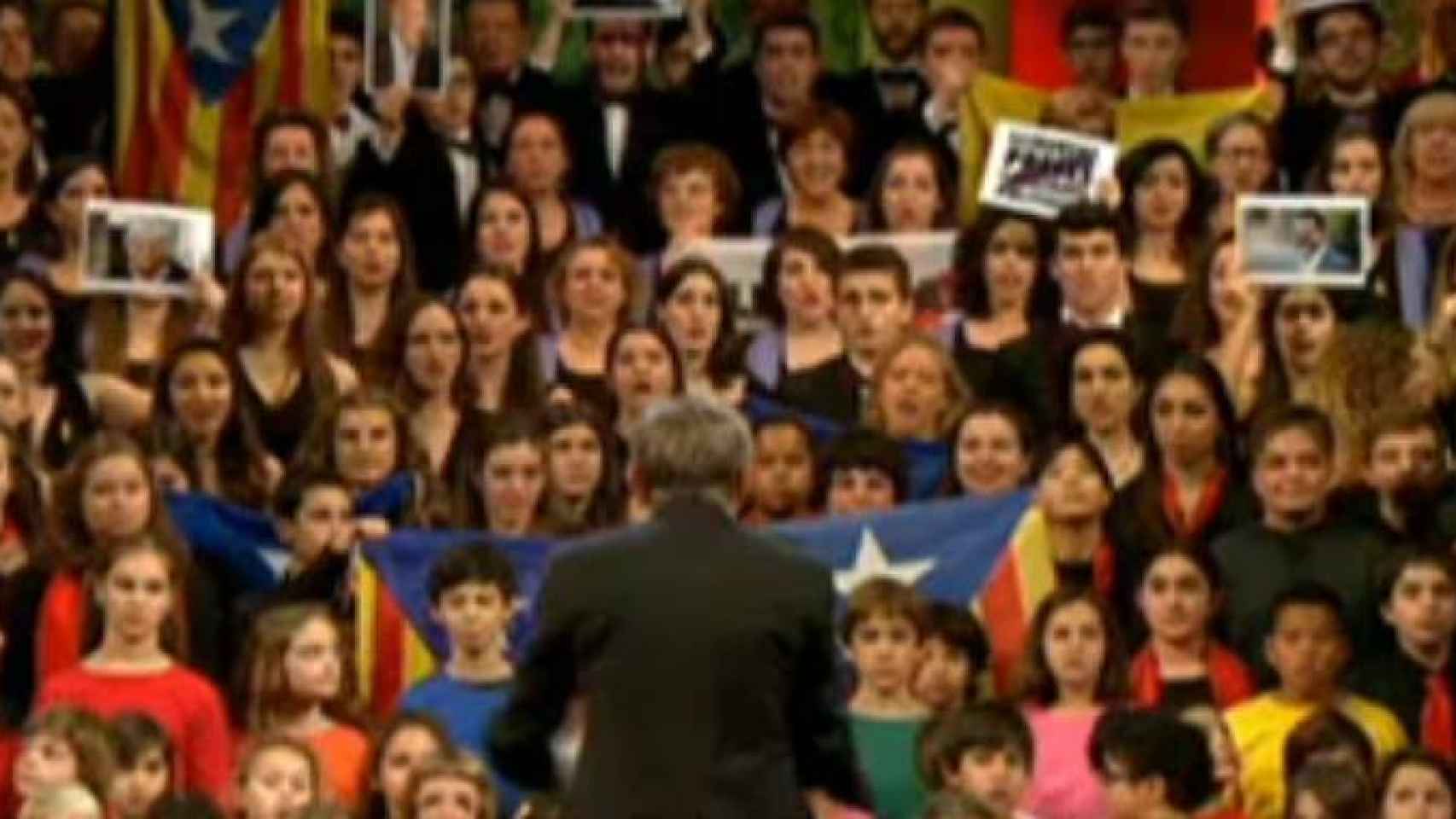 Miembros de los coros del Orfeó Català, incluidos algunos niños, muestran símbolos independentistas durante el concierto de San Esteban en el Palau de la Música