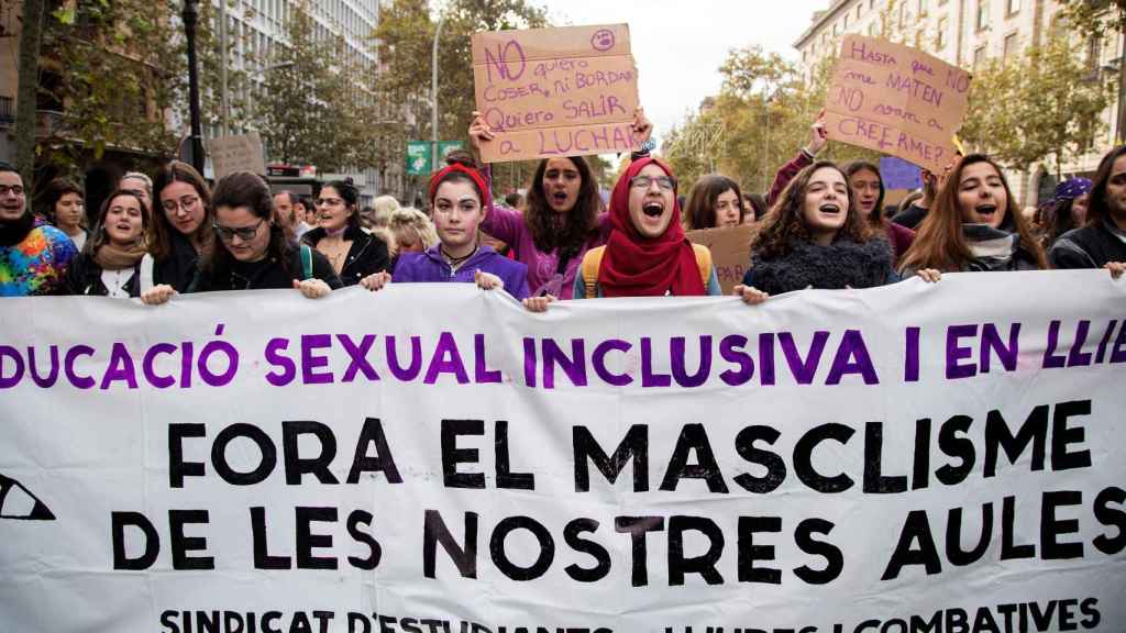 Mujeres en la manifestación contra el maltrato y a favor de las políticas de igualdad que los 'indepes' utilizaron para hacer propaganda en el Parlament / EFE