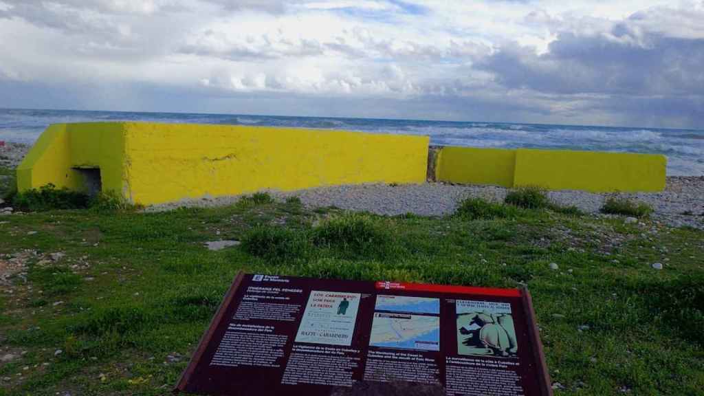 Pintan de amarillo un búnker de Cubellas declarado patrimonio urbano