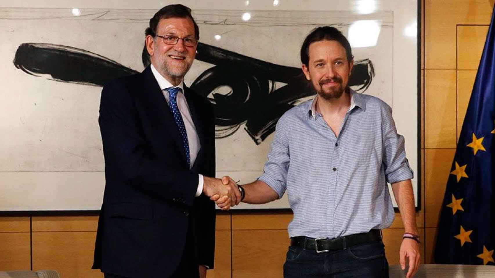 El presidente del Gobierno en funciones, Mariano Rajoy, y el líder de Unidos Podemos, Pablo Iglesias, antes de la reunión de este martes en La Moncloa.