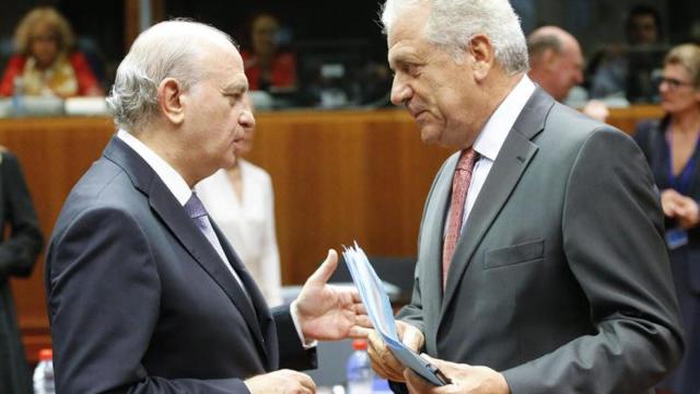 El ministro del Interior español, Jorge Fernández Díaz, y el comisario de Emigración, Dimitris Avramopoulos.