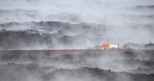 Terreno humeante en la zona del volcán de La Palma / EFE - Luis G Morera