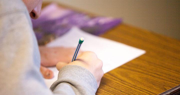 Un estudiante durante un examen / UNSPLASH