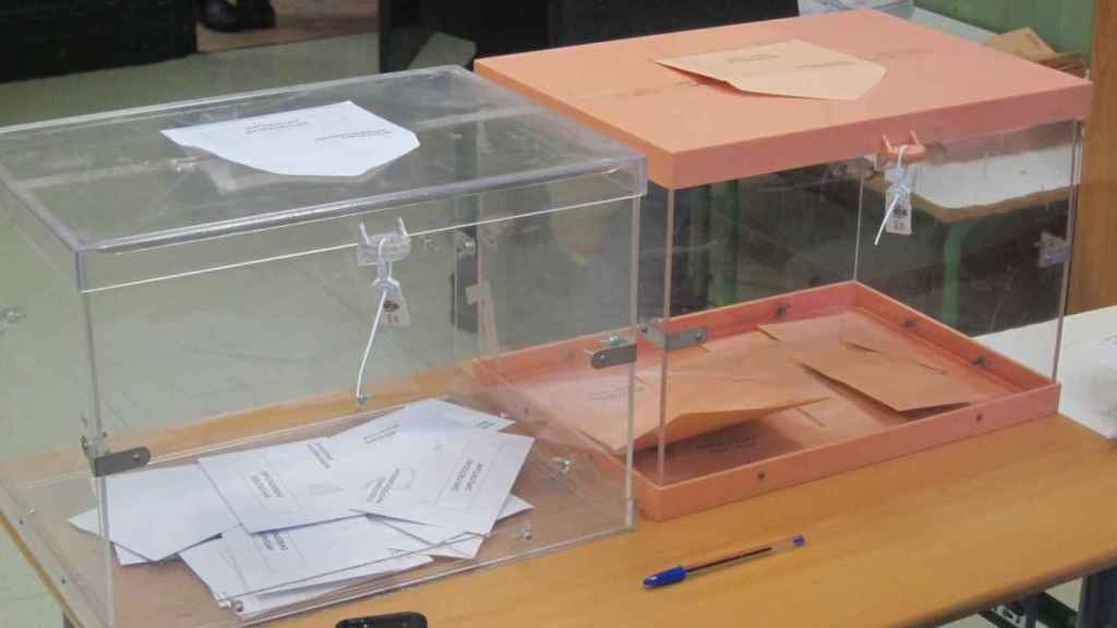 Urnas en una mesa electoral en una imagen de archivo