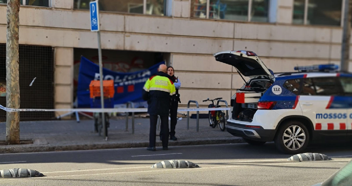 Una patrulla de los Mossos d'Esquadra frente al bajo en el que ha fallecido una persona sin techo / CEDIDA