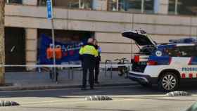 Una patrulla de los Mossos d'Esquadra frente al bajo en el que ha fallecido una persona sin techo / CEDIDA