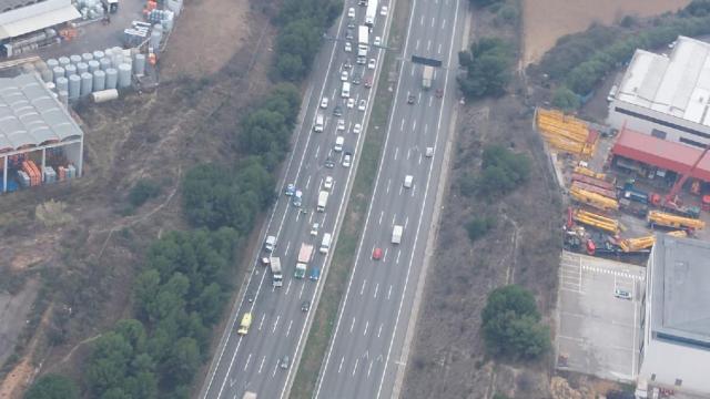 El accidente múltiple que ha cortado dos carriles de la AP-7 a la altura de Barberà del Vallès / SCT