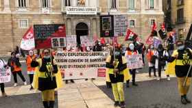 Trabajadores de atención domiciliaria se concentran en la plaza Sant Jaume de Barcelona en una manifestación anterior / EP