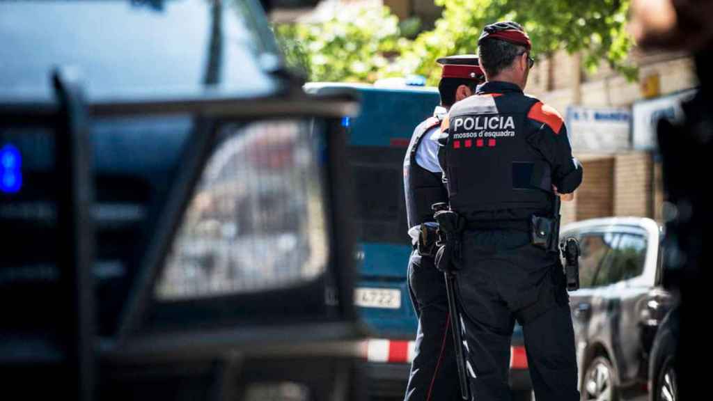 Agentes de la Arro de los Mossos d'Esquadra, durante un operativo / EP