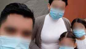 Christian, su mujer Julitza, y sus dos hijas , que vineron a Barcelona en busca de regufio tras ser víctimas de extorsión / CG