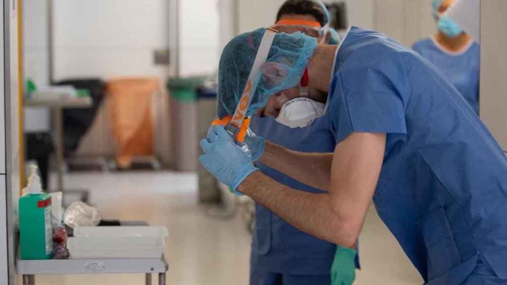 Médicos preparándose para entrar en las ucis catalanas / EP