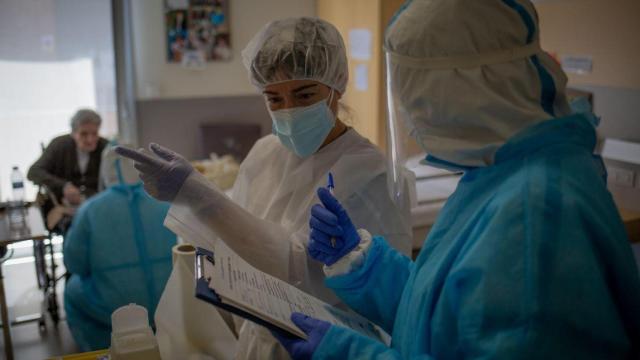 Voluntarios de Open Arms realizan tests rápidos de Covid-19 a residentes y trabajadores en una residencia / EP
