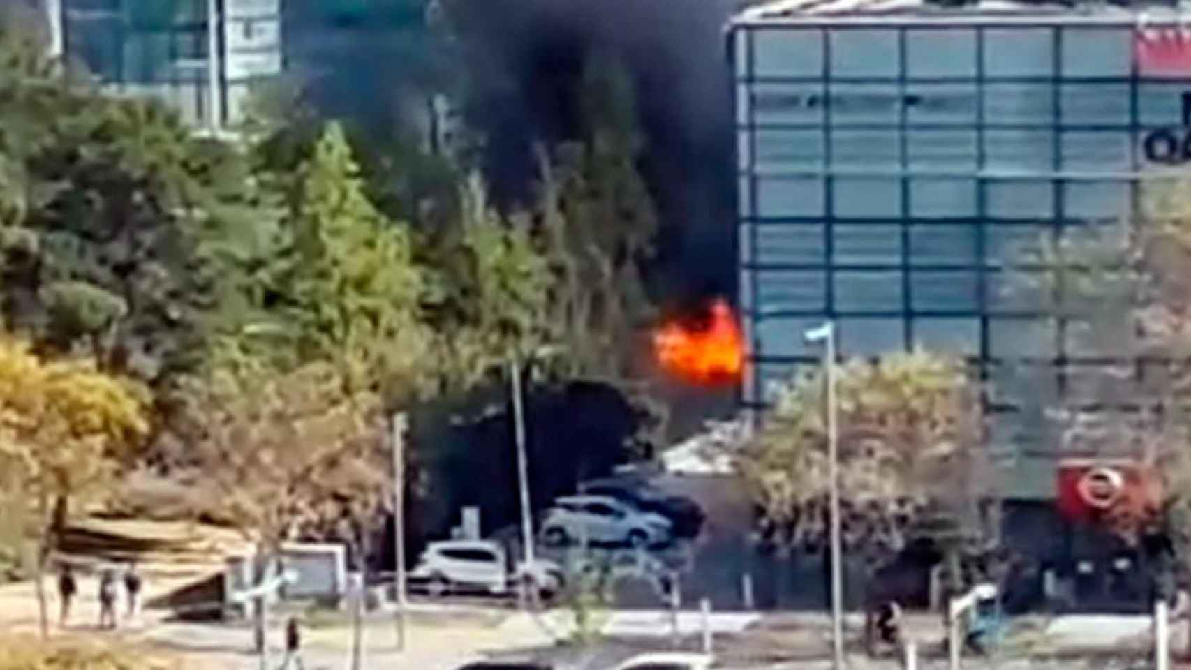 Las llamas originadas en el incendio de una caseta de obras de L'Hospitalet / CG