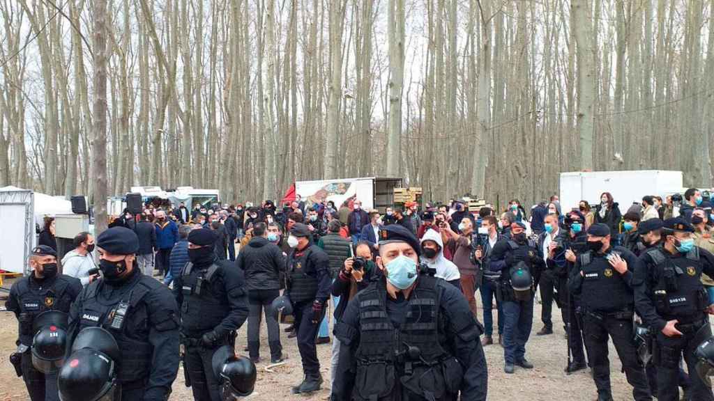 Los Mossos d'Esquadra, protegiendo el acto de Vox en Girona / TWITTER