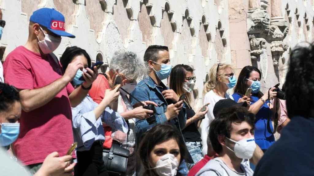 Un grupo de ciudadanos con sus respectivas mascarillas / PXHERE