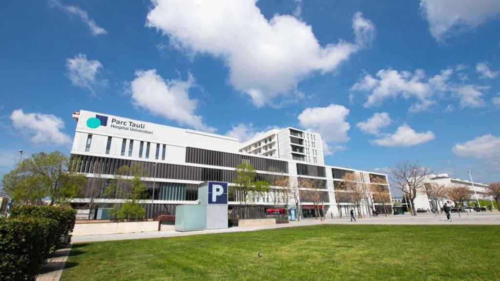 Fachada del edificio principal del Hospital Parc Taulí de Sabadell (Barcelona) / CG