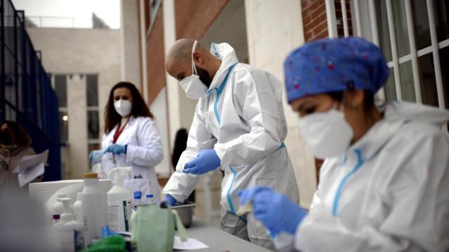 Sanitarios realizan tests PCR para detectar coronavirus / EP