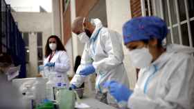 Sanitarios realizan tests PCR para detectar coronavirus / EP