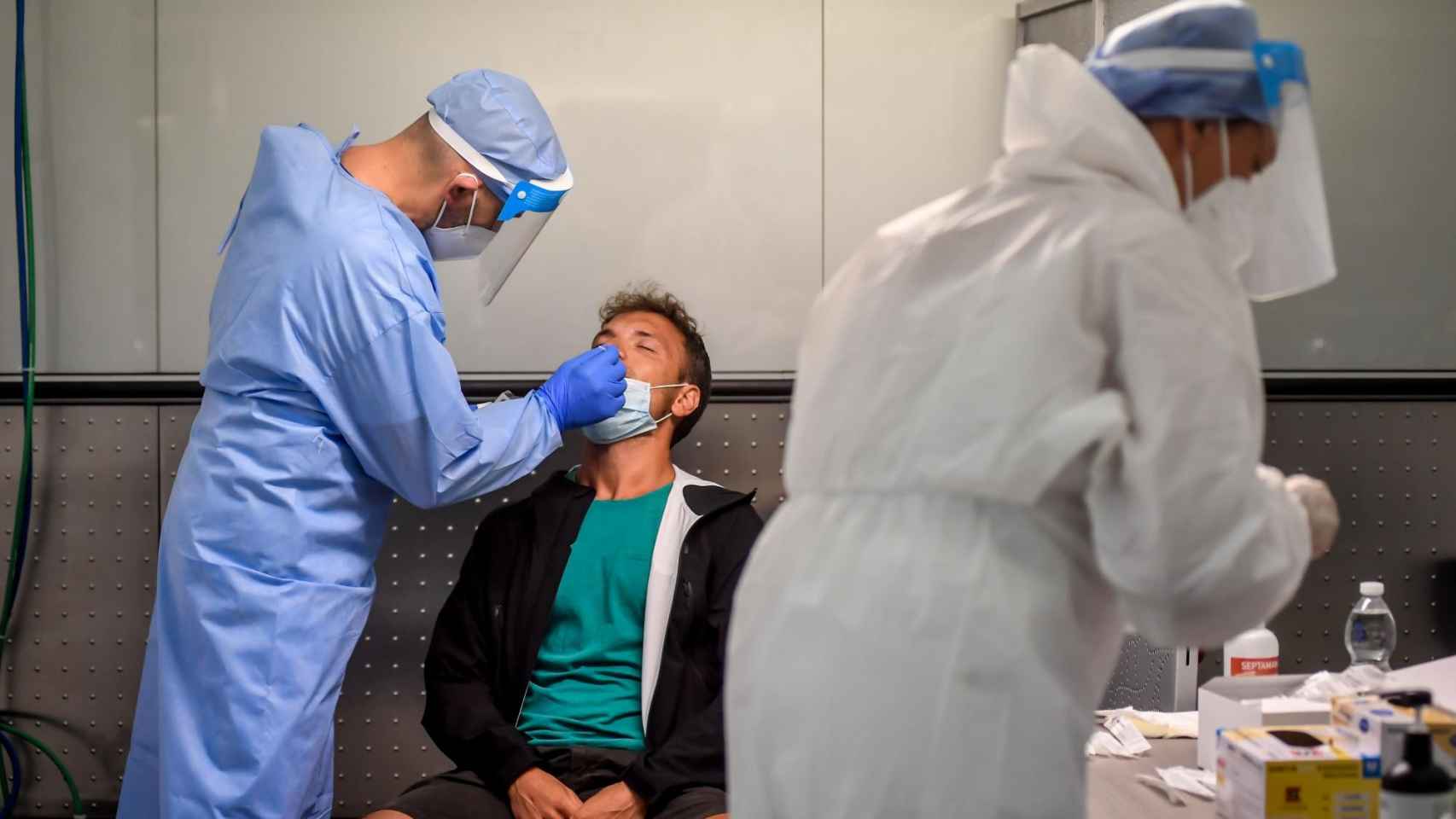 Profesionales sanitarios realizan pruebas PCR a un hombre con síntomas de coronavirus en Cataluña /EP