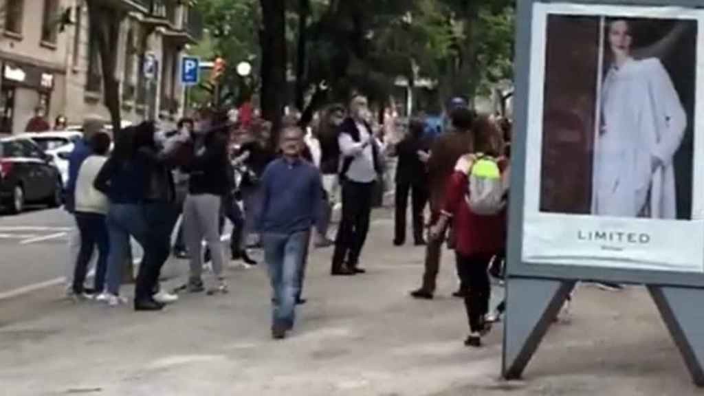 Fiesta improvisada en la Via Augusta de Barcelona / TWITTER