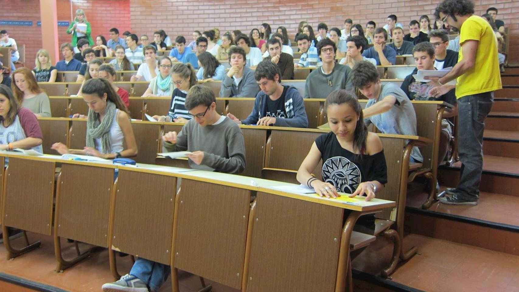 Estudiantes haciendo la prueba de selectividad / EP