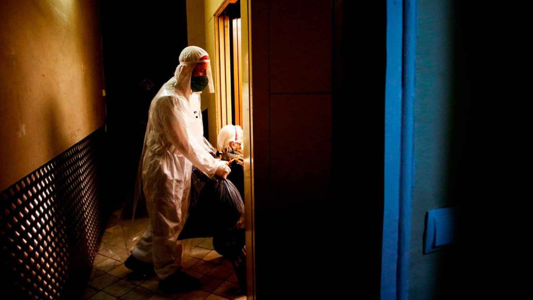 Un sanitario entrando una paciente al Hotel Hospital Princess Barcelona, en Cataluña / EFE