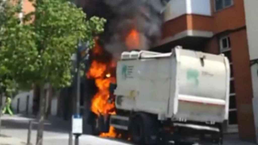 Arde un camión de la basura en Barcelona e incendia dos edificios  / CG