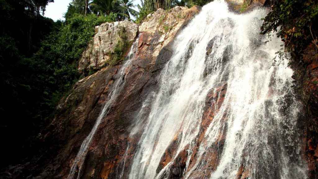 Vista de la cascada Na Meung, en la isla de Ko Samui, cercana a la de Na Meung 2, en la que murió el turista barcelonés de Tailandia / EFE